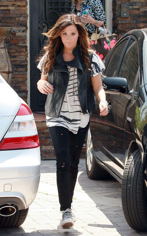 Ashley Tisdale Off To NYC 20 05 2010