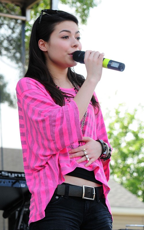 Miranda Cosgrove was spotted performing at the Country Fair Entertainment