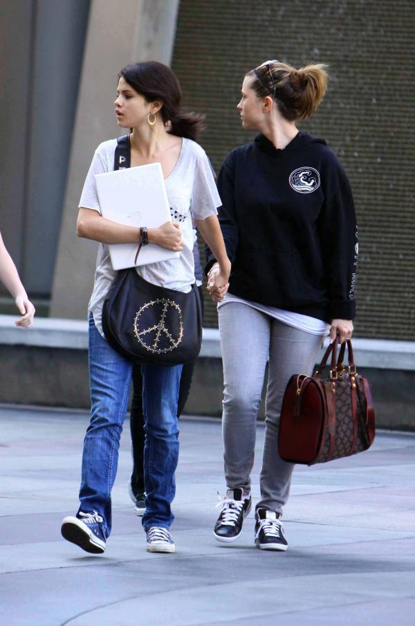 Spotted: Selena Gomez Shopping W/ Family
