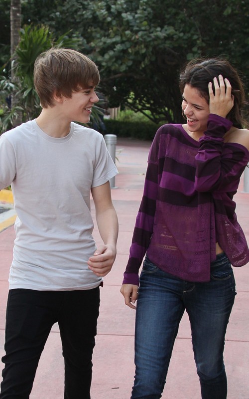 justin bieber on the beach with selena gomez. Selena Gomez and Justin Bieber