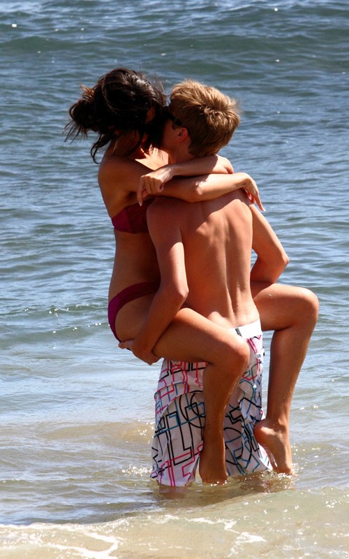 selena gomez in bikini on beach. Selena Gomez and boyfriend